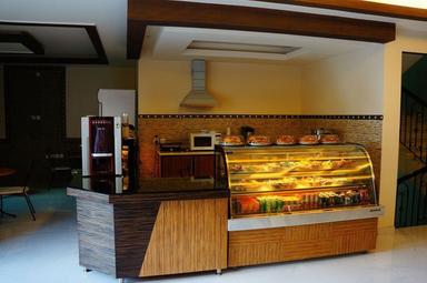 Elegant Front Desk Madina Hotel