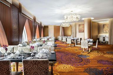 Elegant Gold Dining