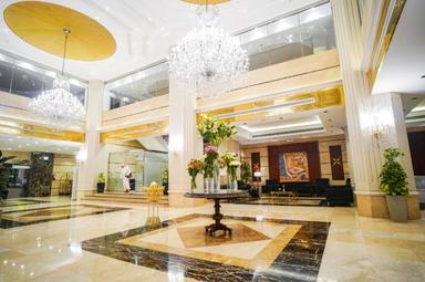 Luxurious Lobby Lighting