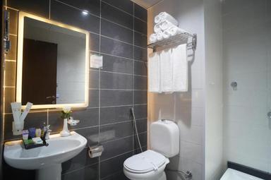 Grand Bathroom Suite