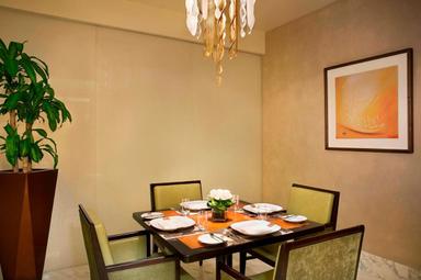 Elegant Dining Table Setup